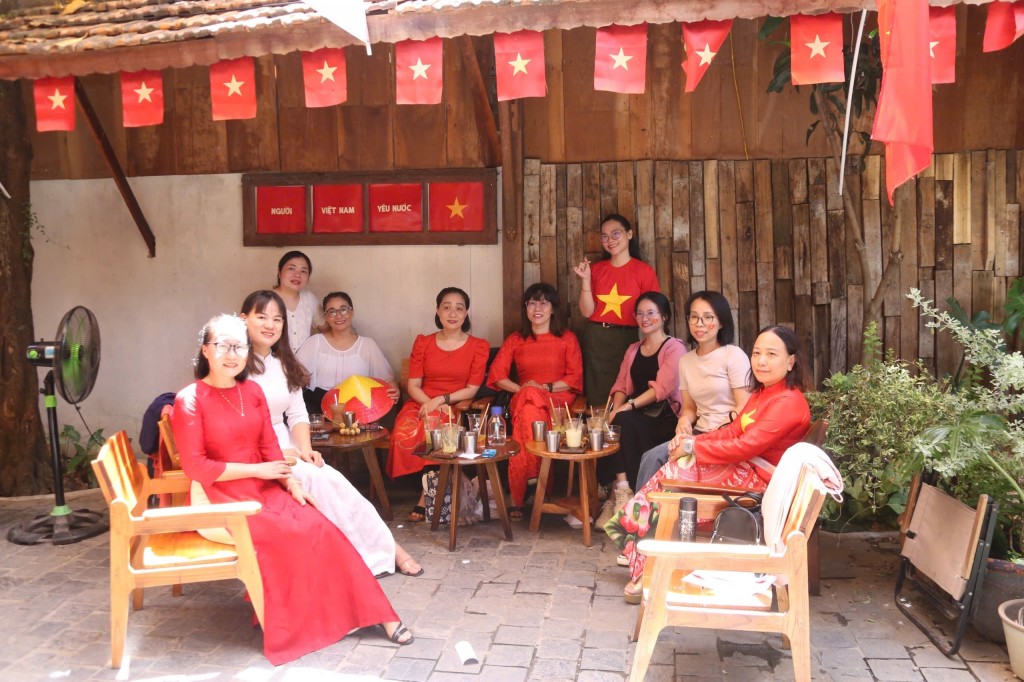 Những ngày đầu nghỉ lễ, nhiều người chọn quán cà phê tụ tập bạn bè, check-in có những khoảnh khắc đẹp mừng Quốc khánh 2/9