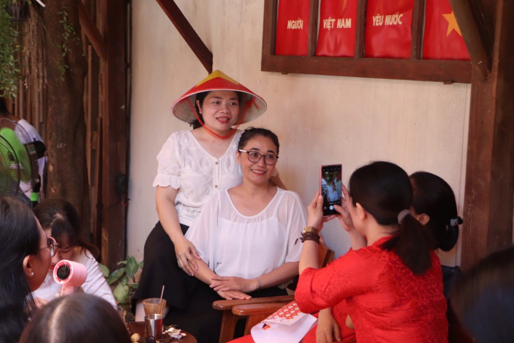 Không chỉ dừng lại ở hoạt động thưởng thức cà phê, những góc check-in rực rỡ sắc cờ đỏ sao vàng còn góp phần khơi gợi niềm tự hào, hun đúc tinh thần yêu nước