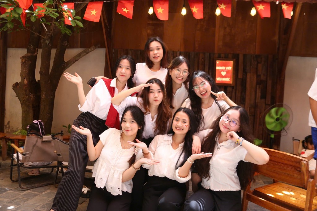 Mọi người đến đây, đều muốn chụp ảnh check-in để thể hiện niềm tự hào dân tộc, hướng tới kỷ niệm 80 năm Quốc khánh nên dù phải xếp hàng chụp ảnh ai cũng cảm thấy vui vẻ
