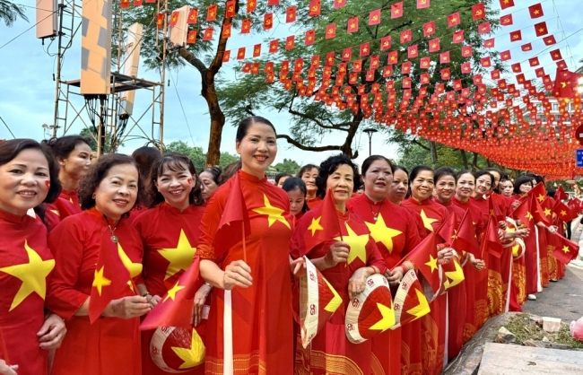 Du khách thích thú tham gia “Sắc đỏ Ba Đình”