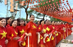 Du khách thích thú tham gia “Sắc đỏ Ba Đình”