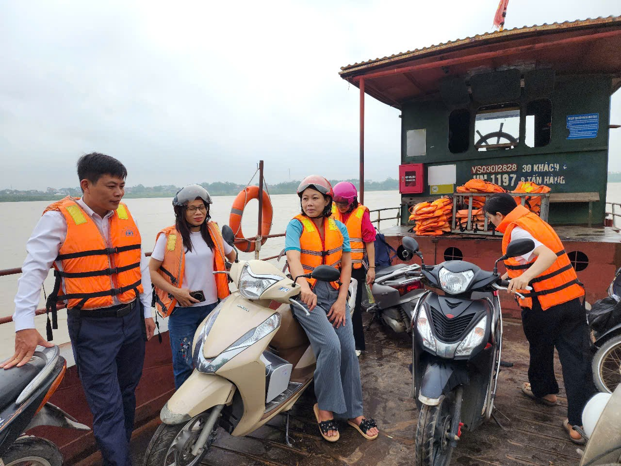 Cán bộ, công chức của TP Hà Nội trên chuyến đò vượt sông Hồng, chuẩn bị một ngày làm việc mới tại xã đảo Minh Châu