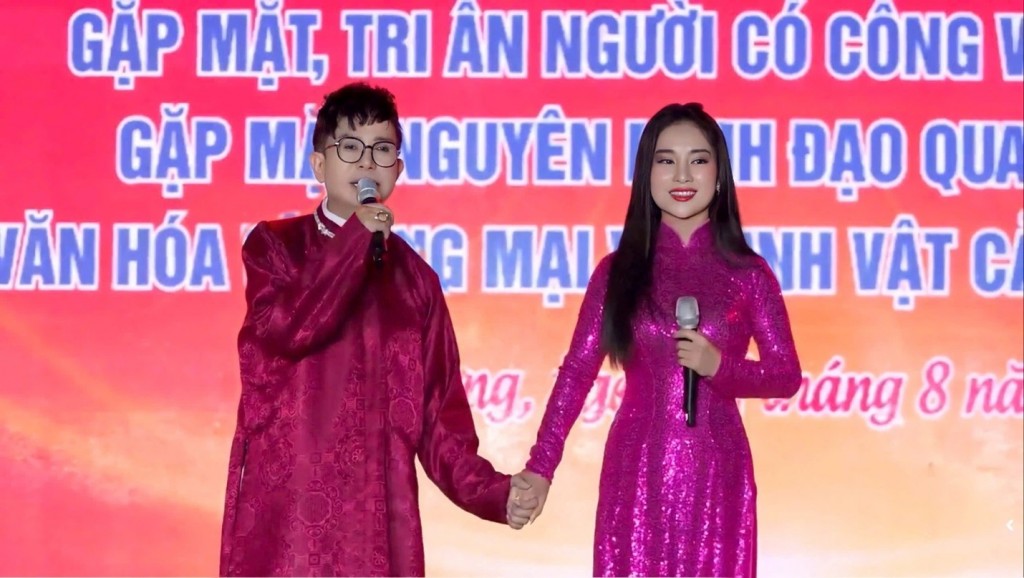 Kiều Phương song ca với Long Nhật tại chương trình kỉ niệm 80 năm Quốc khánh của phường Việt Hưng (Hà Nội)