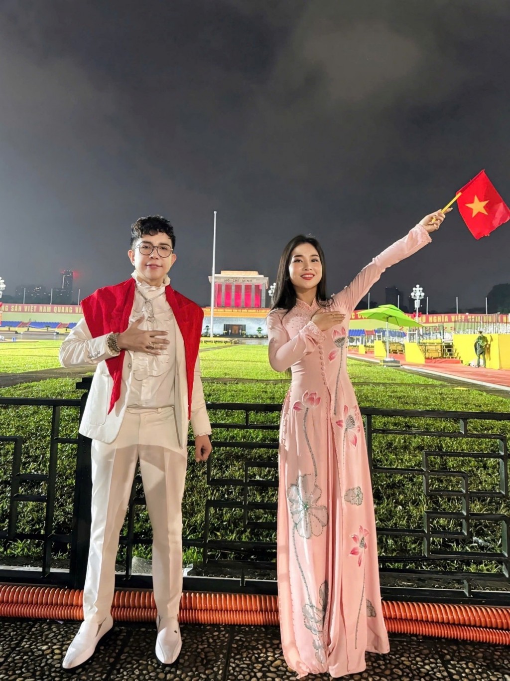 Long Nhật và Kiều Phương ghi lại hình ảnh đầy tự hào trong kịp trọng đại của đất nước