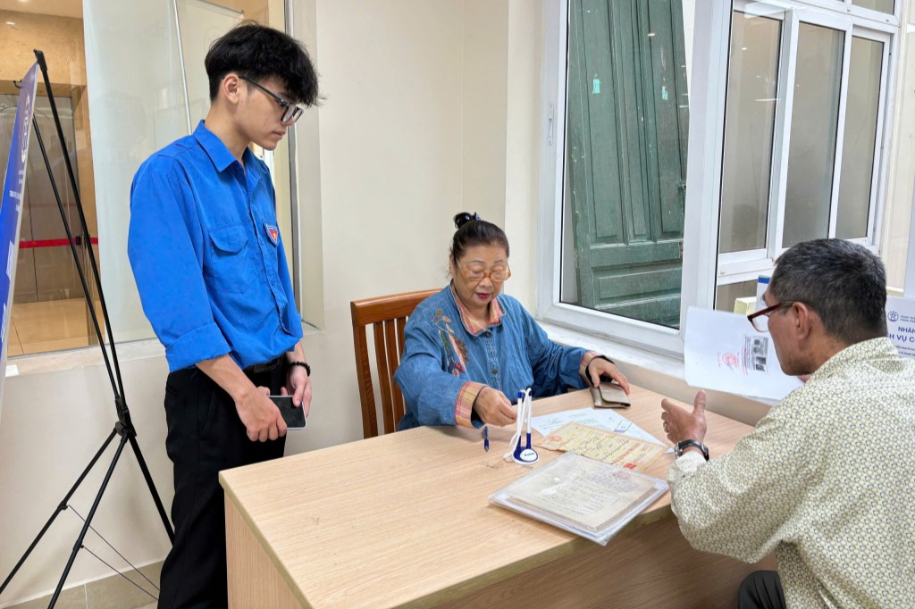 Thanh niên phường Hoàn Kiếm hỗ trợ người dân làm thủ tục hành chính tại Trung tâm phục vụ hành chính công 