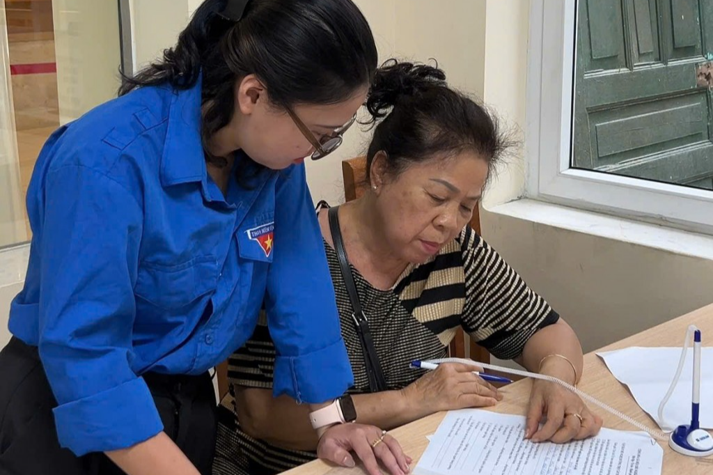 Các bạn trẻ luôn nhiệt tình hỗ trợ người dân 