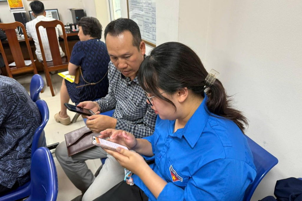 Các bạn trẻ tỉ mỉ hướng dẫn người dân 