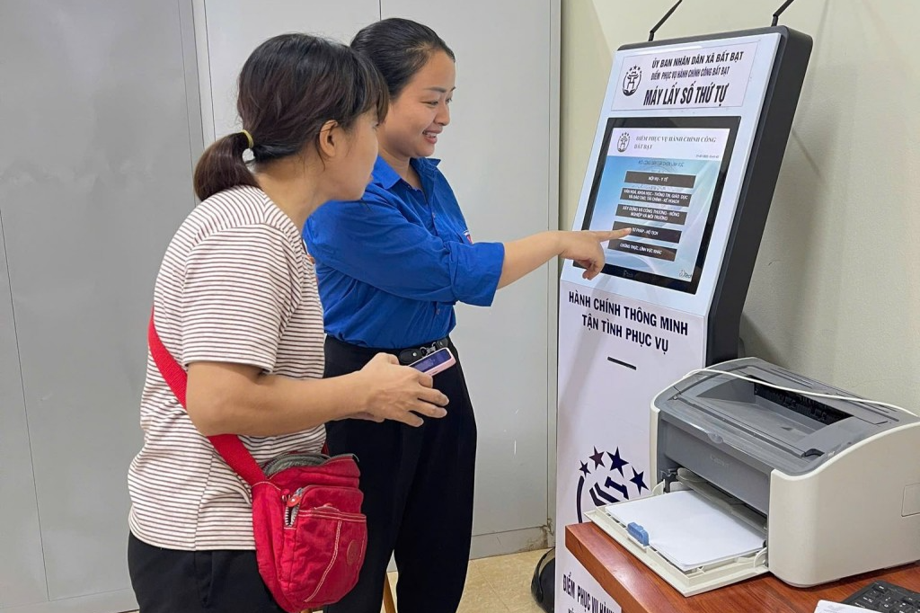 Thanh niên xã Bất Bạt hỗ trợ người dân đến làm thủ tục hành chính 