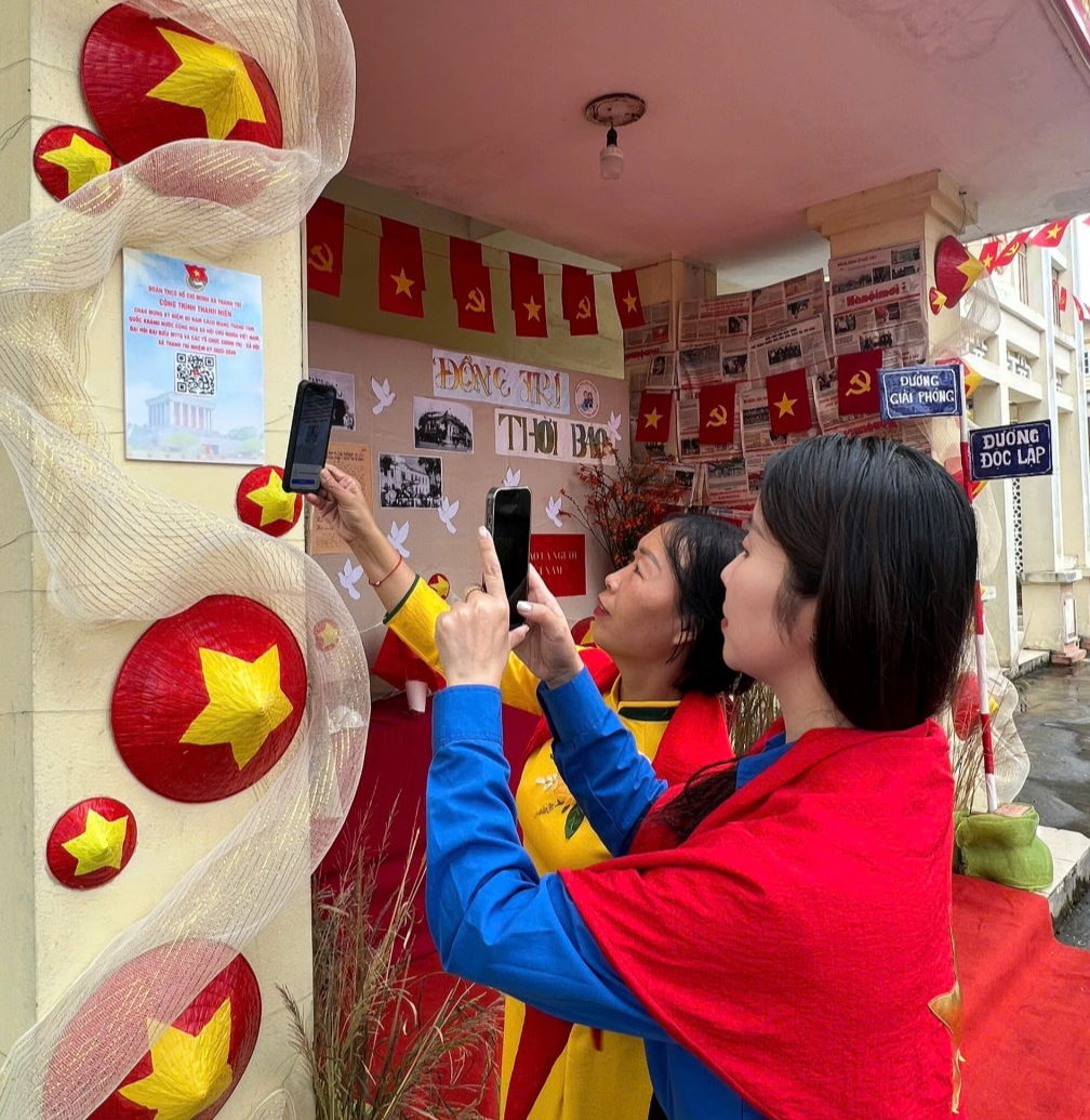 Bạn trẻ hào hứng check-in tại công trình thanh niên