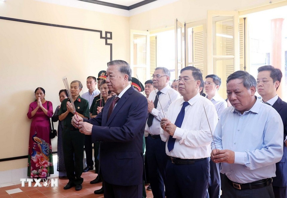 Tổng Bí thư dâng hương tại Di tích 48 Hàng Ngang