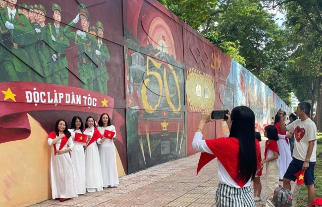 Bích họa dài 300m “Việt Nam tươi đẹp” thu hút du khách dịp lễ