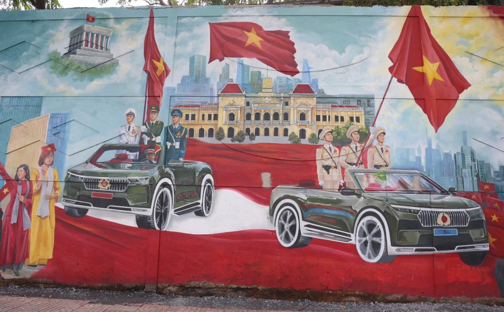 Bích họa dài 300m “Việt Nam tươi đẹp” thu hút du khách dịp lễ