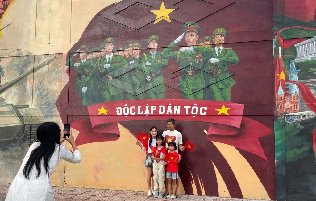 Bích họa dài 300m “Việt Nam tươi đẹp” thu hút du khách dịp lễ Bích họa dài 300m “Việt Nam tươi đẹp” thu hút du khách dịp lễ