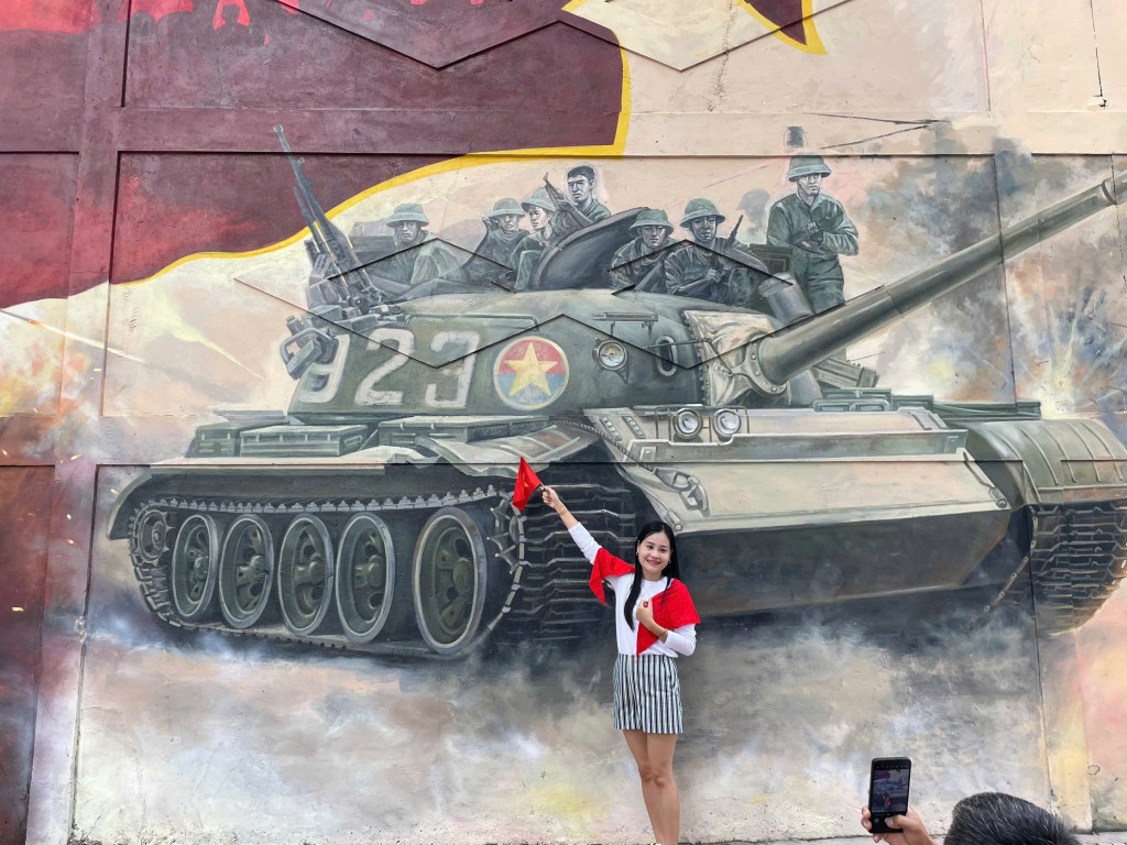 Bích họa dài 300m “Việt Nam tươi đẹp” thu hút du khách dịp lễ