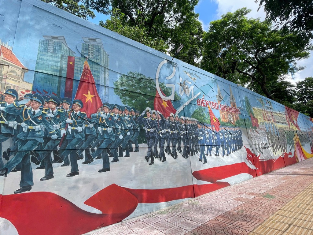 Bích họa dài 300m “Việt Nam tươi đẹp” thu hút du khách dịp lễ