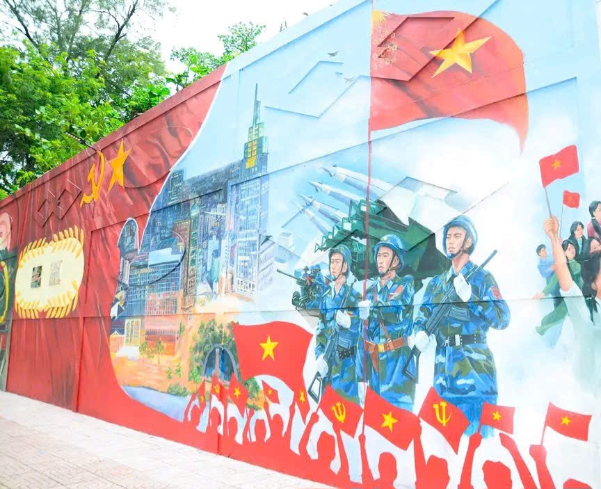 Bích họa dài 300m “Việt Nam tươi đẹp” thu hút du khách dịp lễ