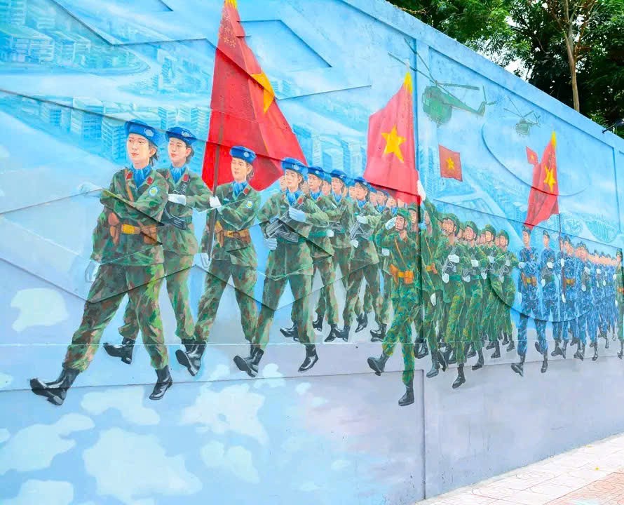 Bích họa dài 300m “Việt Nam tươi đẹp” thu hút du khách dịp lễ