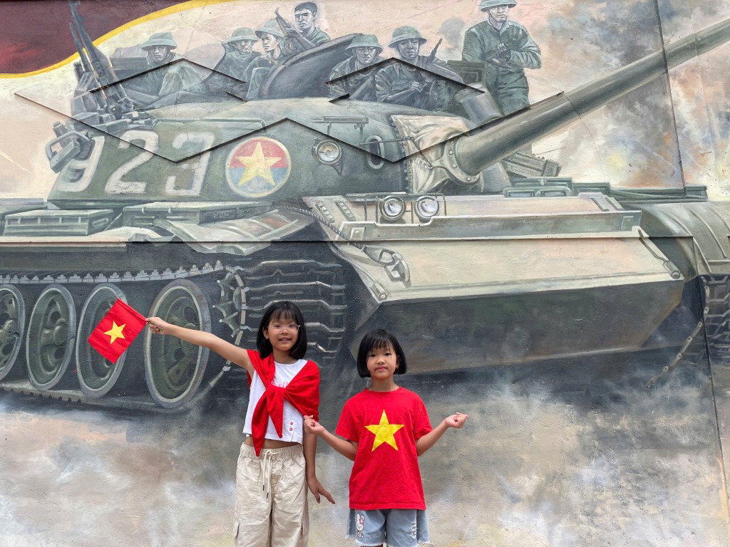 Các em nhỏ cũng hào hứng tạo dáng Các em nhỏ cũng hào hứng tạo dáng