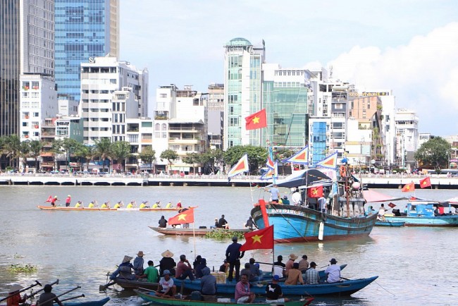 Hàng vạn người tập trung hai bên bờ sông Hàn cổ vũ đua thuyền