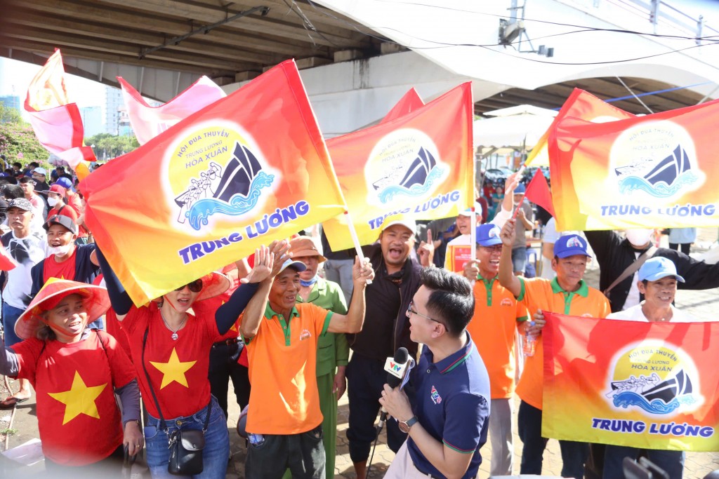 Giải đua thuyền truyền thống thành phố Đà Nẵng mở rộng năm nay nằm trong chuỗi các hoạt động văn hóa, thể thao sôi nổi chào mừng kỷ niệm 80 năm ngày Cách mạng Tháng Tám và Quốc khánh 2/9 (Ảnh Đ.Minh)