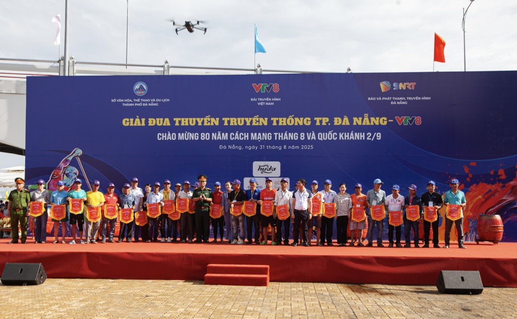 Ban Tổ chức trao cờ lưu niệm cho các đội tham gia thi đấu (Ảnh Út Vũ)