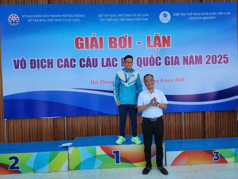 Giây phút Trần Nguyên Chương nhận HCV tại giải Các CLB quốc gia bơi – lặn 2025