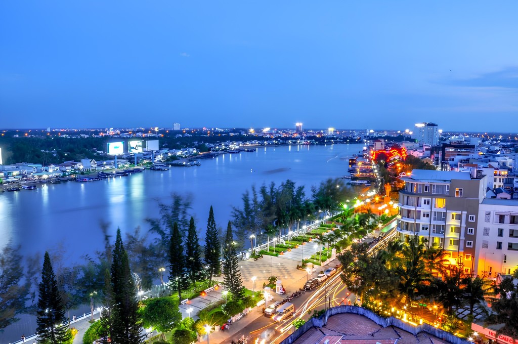 Toàn cảnh bến Ninh Kiều nhìn ra sông Hậu, biểu tượng du lịch và văn hóa của thành phố Cần Thơ