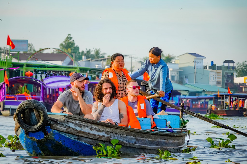 Du khách trải nghiệm chợ nổi Cái Răng - nét đặc trưng văn hóa sông nước Nam Bộ