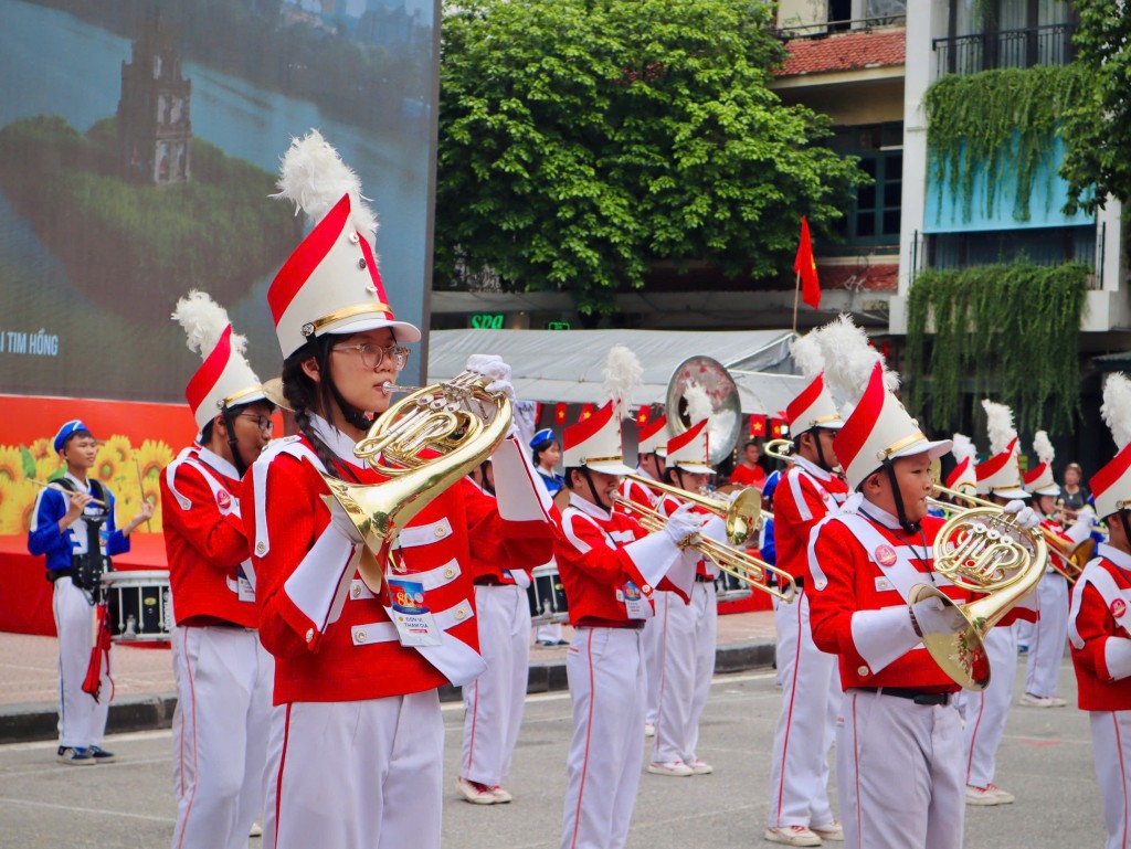 Buổi biểu diễn có sự tham gia của khoảng 100 em học sinh