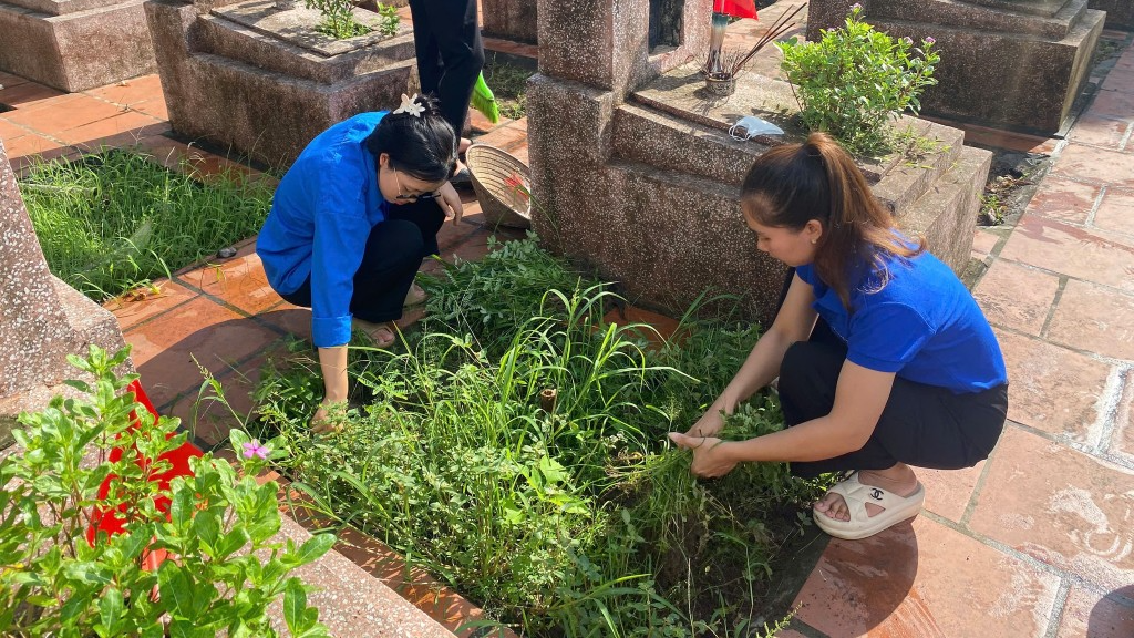 Tuổi trẻ xã Tam Hưng vệ sinh nghĩa trang liệt sĩ