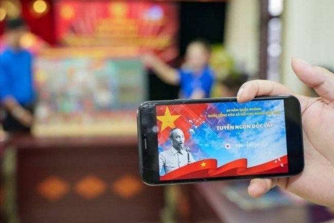 “Chạm” vào lịch sử, thắp lửa khát vọng