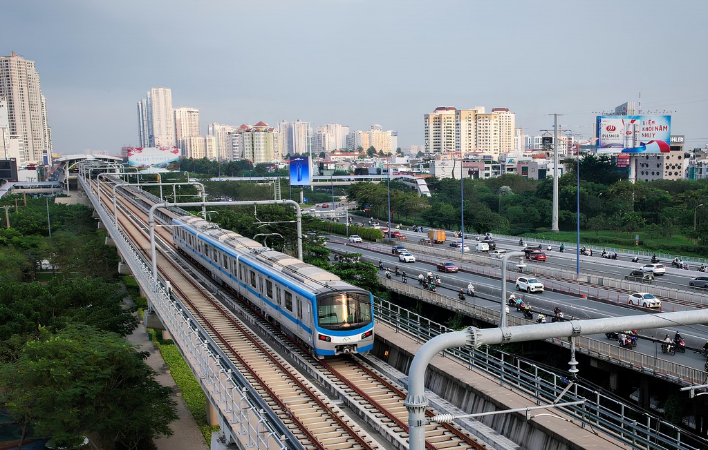 : Những công trình hạ tầng hiện đại như Metro số 1, đường Vành đai 3, ga T3 Tân Sơn Nhất đang định hình diện mạo một siêu đô thị