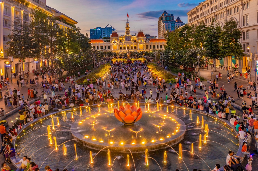 Phố đi bộ Nguyễn Huệ rực rỡ về đêm - không gian cộng đồng sôi động, biểu tượng cho sức sống trẻ trung của thành phố mang tên Bác