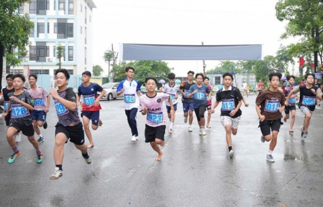 Gần 300 vận động viên tham gia giải chạy “Vì hòa bình”