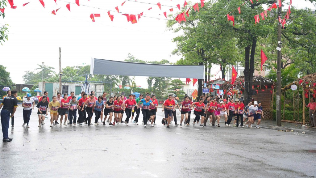Gần 300 vận động viên tham gia giải chạy “Vì hòa bình” Gần 300 vận động viên tham gia giải chạy “Vì hòa bình”