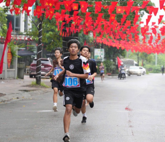 Gần 300 vận động viên tham gia giải chạy “Vì hòa bình”