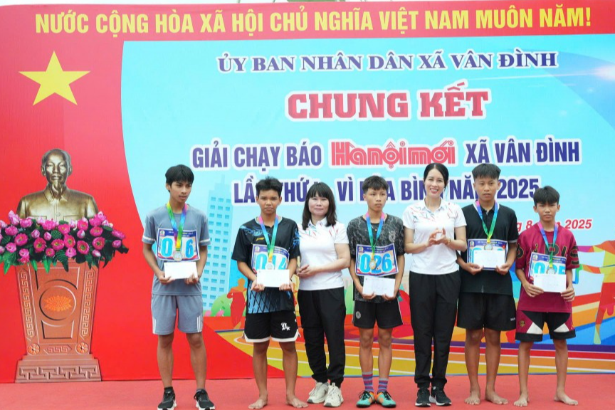 Các vận động viên xuất sắc được khen thưởng Các vận động viên xuất sắc được khen thưởng