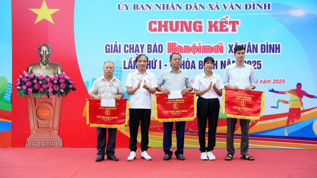 Gần 300 vận động viên tham gia giải chạy “Vì hòa bình” Gần 300 vận động viên tham gia giải chạy “Vì hòa bình”