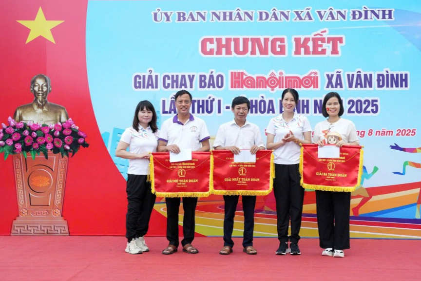 Ban Tổ chức trao giải cho các đơn vị Ban Tổ chức trao giải cho các đơn vị