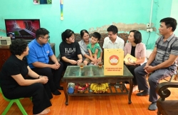 Thăm, tặng quà các gia đình khó khăn xã Ngọc Hồi