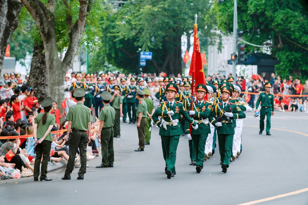 Người dân tuyệt đối không đi xuống lòng đường, tránh gây ảnh hưởng đến đội ngũ diễu binh, diễu hành