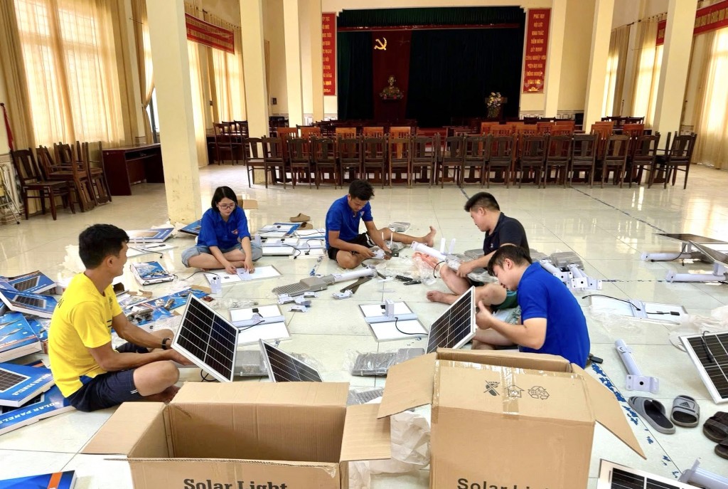 Thanh niên xã Hoà Phú tự tay thực hiện các công đoạn công trình “Thắp sáng đường quê”