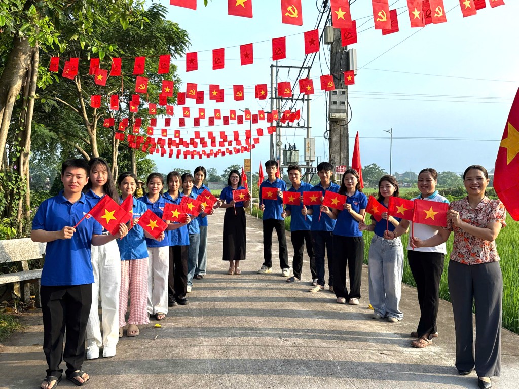 “Đường cờ Tổ quốc” rực rỡ được tạo nên bởi bàn tay thanh niên