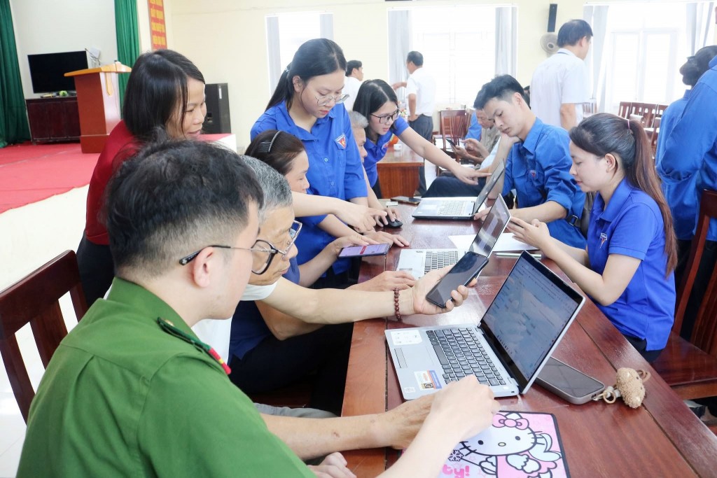 Thanh niên Thủ đô giúp người dân chuyển đổi số