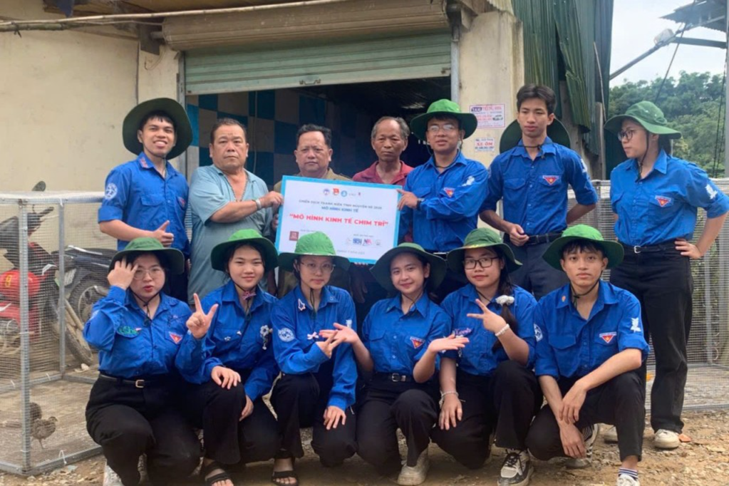 Thành viên Đội Sinh viên tình nguyện chuyển giao mô hình nuôi chim trĩ cho người dân Huồi Tụ 