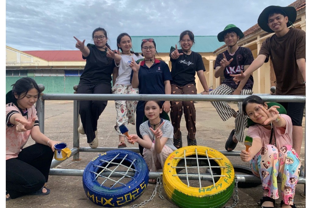 Các bạn trẻ làm sân chơi cộng đồng dành tặng thiếu nhi Huồi Tụ