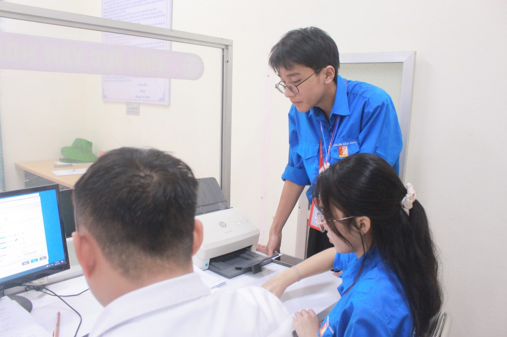 Các thành viên trong đội tình nguyện Đại học Bách khoa Hà Nội hỗ trợ người dân xã Dân Tiến tại điểm phục vụ hành chính công