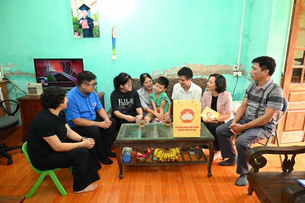 Đồng chí Nguyễn Thị Kim Dung – Phó Chủ tịch Ủy ban MTTQ Việt Nam thành phố Hà Nội (áo xám) cùng đoàn công tác trao quà động viên gia đình em Lã Minh Hồng tại xã Ngọc Hồi.