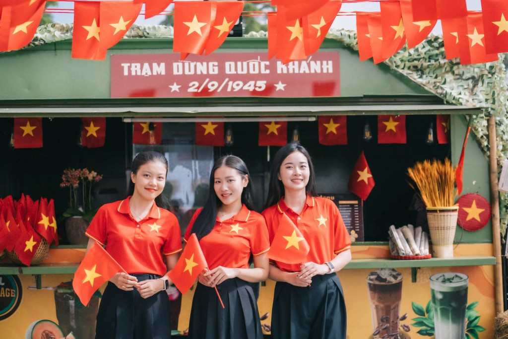 Núi Bà Đen nhuộm đỏ sắc cờ, hút hàng ngàn du khách đến tham dự chợ lá kỷ lục và triển lãm lịch sử