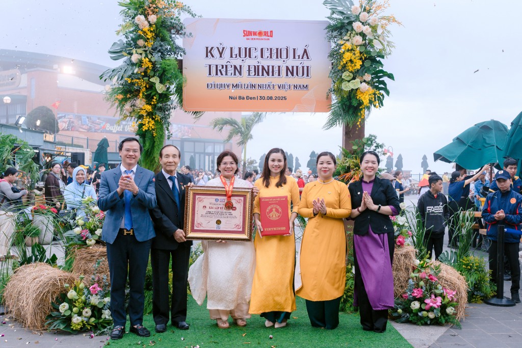 Núi Bà Đen nhuộm đỏ sắc cờ, hút hàng ngàn du khách đến tham dự chợ lá kỷ lục và triển lãm lịch sử